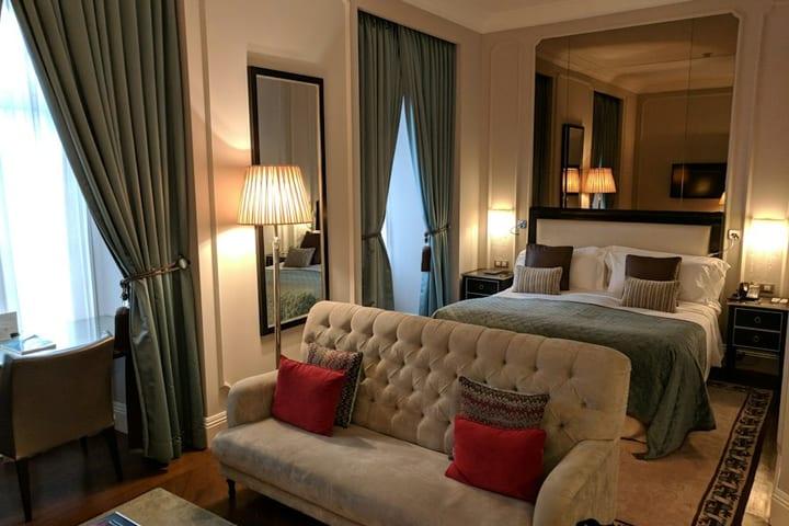 Deluxe Double room with a sofa and city view